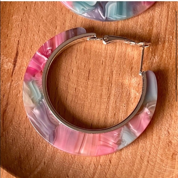 Acrylic pink and blue marbles hoop earrings - Picture 2 of 3